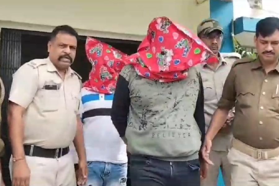 Two miscreants caught by two village police in Aushgram dgtld