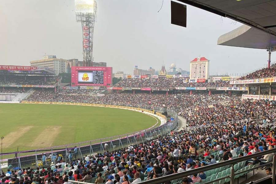 অনেক কর্তাই আছেন, প্রথম একাদশে খেলানোর জন্য যাঁরা ক্রিকেটারদের থেকে টাকা চান। তাঁদের প্রত্যেকের সঙ্গে লড়াই করে শুধুমাত্র প্রতিভা ও পরিশ্রমের জোরে এগিয়ে চলেছেন প্রিয়াংশু।