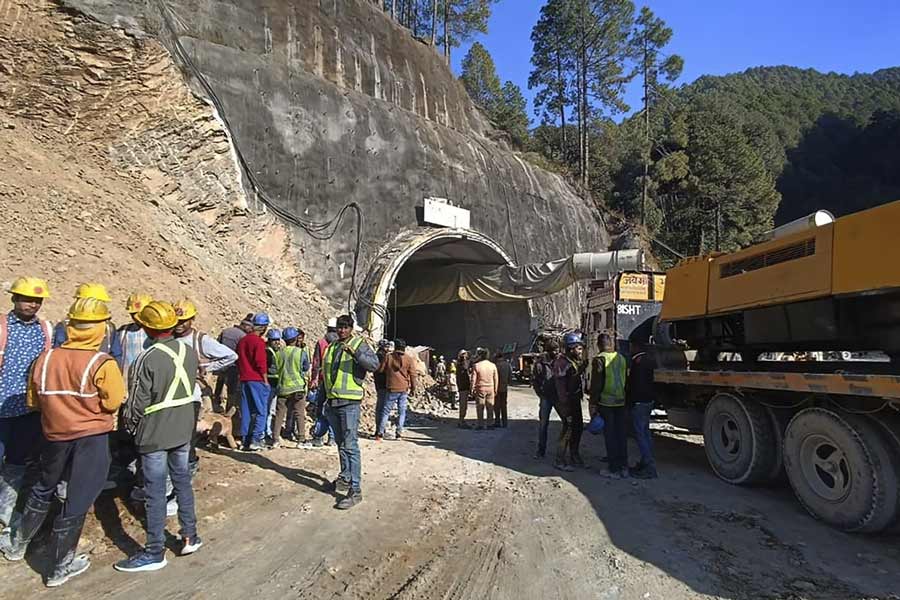 Rescue team inserting 3 feet pipe in Uttarkashi Tunnel to rescue workers