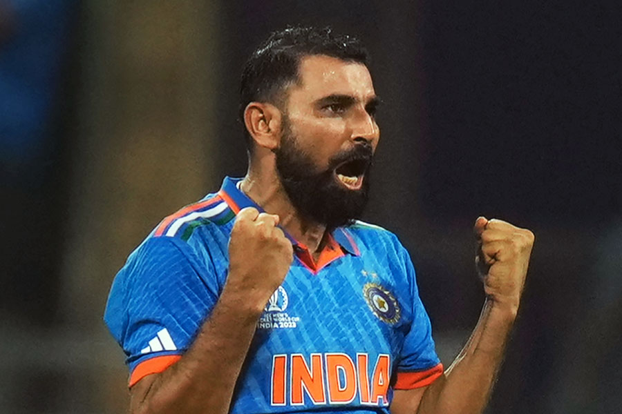 বিশ্বকাপের সেমিফাইনালে নিউ জ়িল্যান্ডের বিরুদ্ধে ৭ উইকেট নিয়েছেন মহম্মদ শামি। চলতি বিশ্বকাপের প্রথম চারটি ম্যাচে সুযোগ পাননি। তবে সুযোগ পেয়েই পরের ছ’টি ম্যাচে নিজের জাত চিনিয়েছেন এই জোরে বোলার।