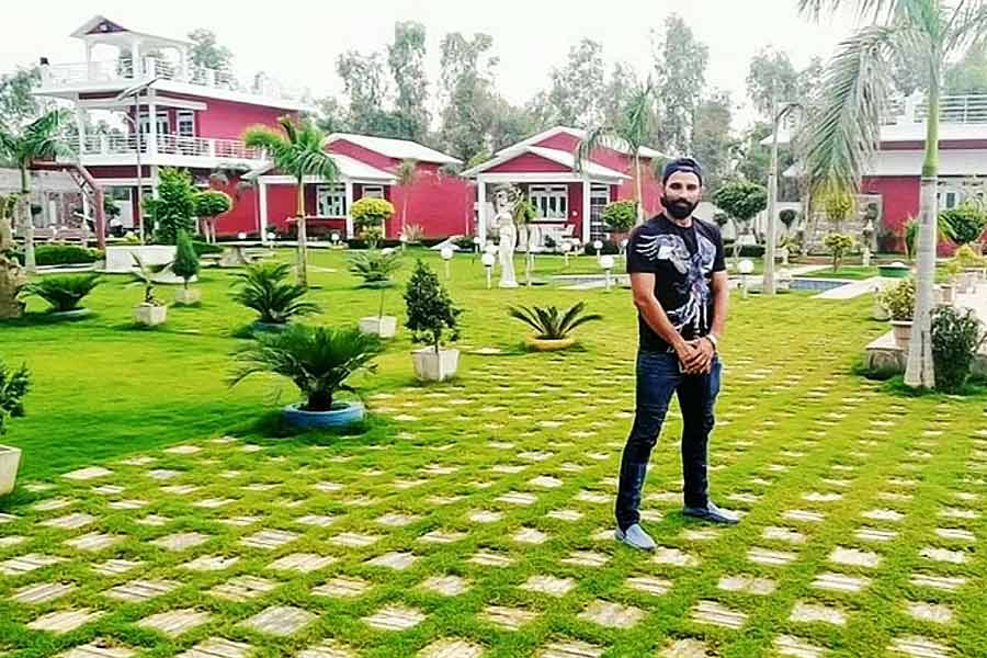 শামির এই ‘অমূল্য রতন’ হল উত্তরপ্রদেশের আমরোহা জেলায় থাকা তাঁর একটি বাগানবাড়ি। যা শামির অনুরাগীদের কাছে আগ্রহের বিষয়।