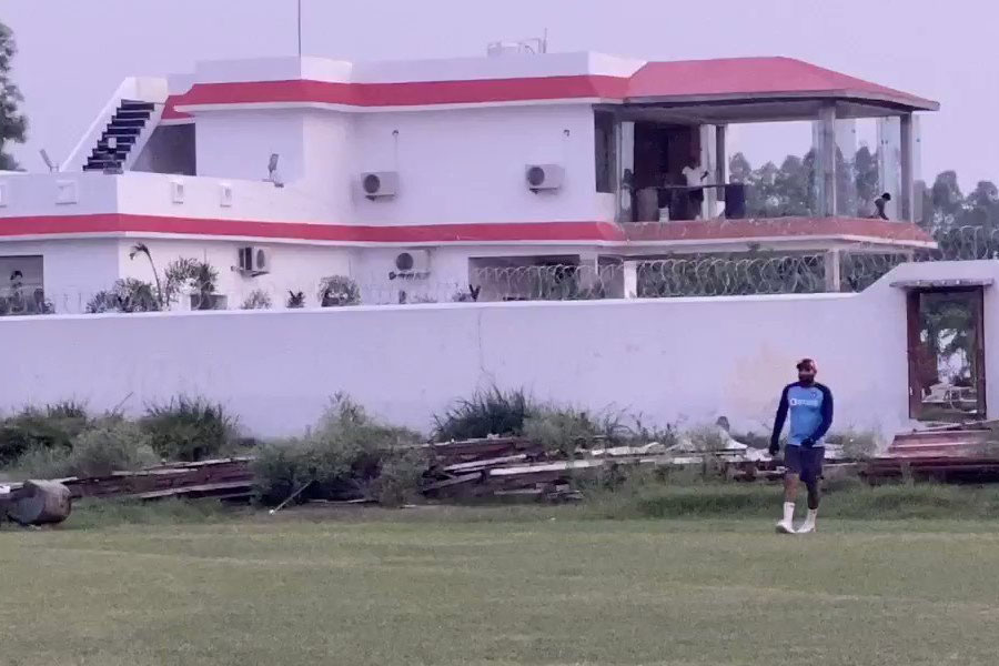 অতীতে সুরেশ রায়না, ভুবনেশ্বর কুমার-সহ অনেক ভারতীয় ক্রিকেটারই শামির এই বাগানবাড়ির প্রশংসা করেছেন।