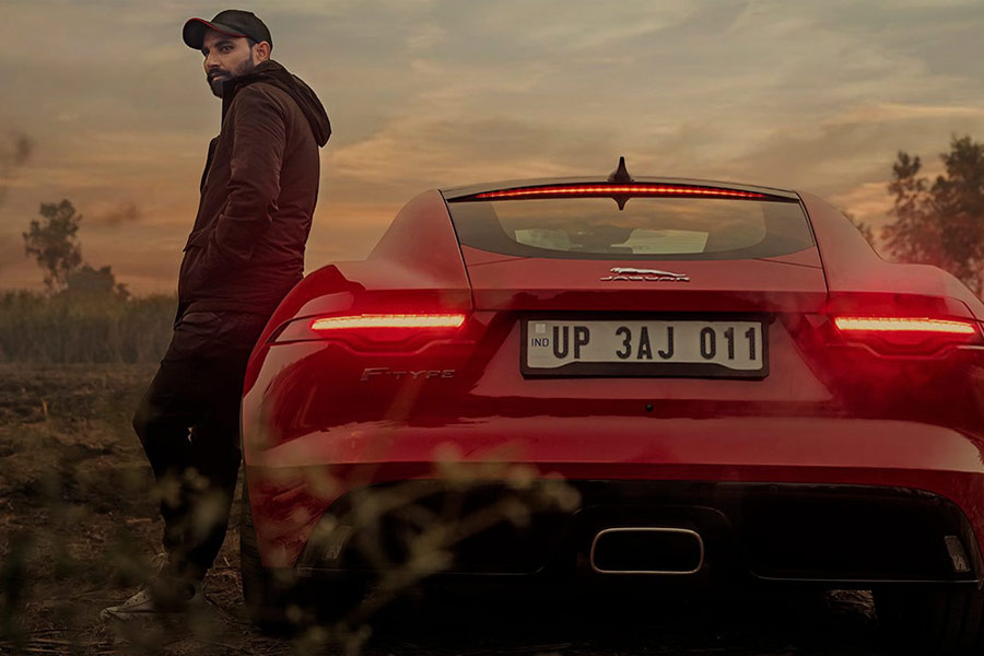 বাগানবাড়িটিতে রয়েছে একটি বড় গ্যারেজ। সেই গ্যারেজে রয়েছে একাধিক বিলাসবহুল গাড়ি। বেশ কয়েকটি নামীদামি মোটরবাইকও রয়েছে সেখানে।