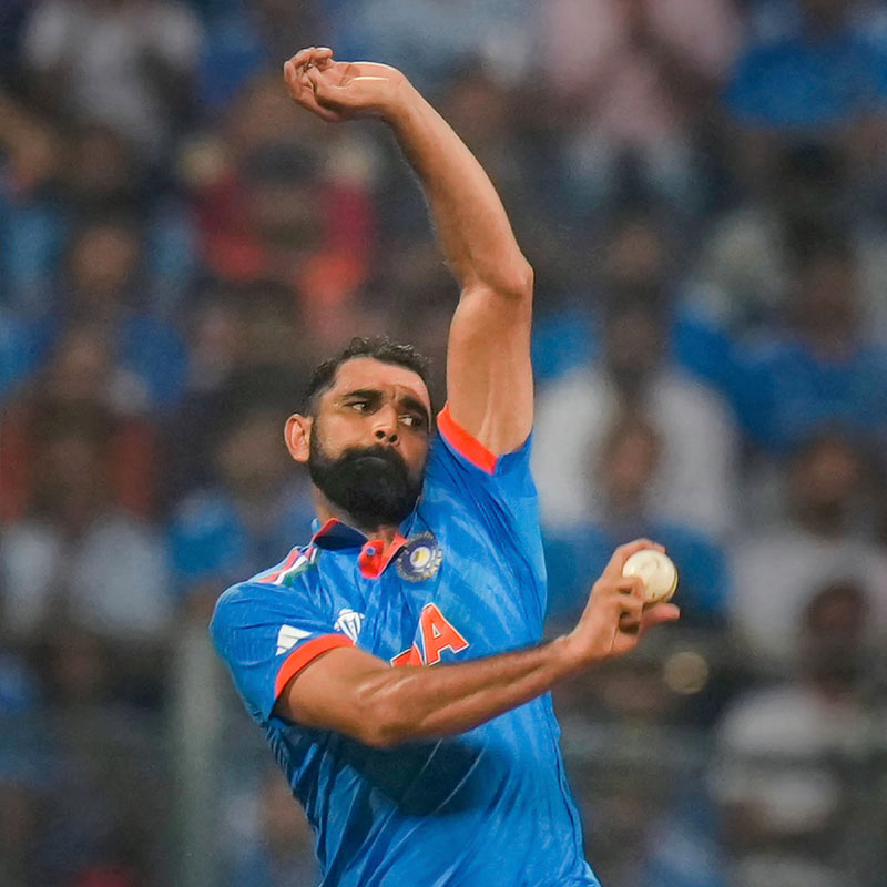 ওয়াংখেড়ে স্টেডিয়ামে নিউ জ়িল্যান্ডকে ৭০ রানে হারিয়ে বিশ্বকাপের ফাইনালে উঠেছে ভারত। প্রথমে ব্যাট করে ৪ উইকেটে ৩৯৭ রান করে ভারত। শতরান করেন বিরাট কোহলি ও শ্রেয়স আয়ার। রান তাড়া করতে নেমে ৪৮.৫ ওভারে ৩২৭ রানে অল আউট হয়ে যায় নিউ জ়িল্যান্ড। ৫৭ রান দিয়ে ৭ উইকেট নেন শামি।