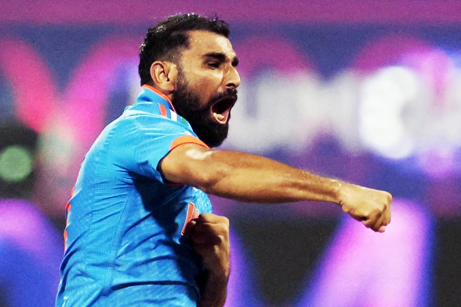 বিশ্বকাপ সেমিফাইনালে বুধবার মাঠে নামার সঙ্গে সঙ্গে একটি মাইলফলক স্পর্শ করেছিলেন মহম্মদ শামি। দেশের হয়ে ১০০টি এক দিনের ম্যাচ খেলা হয়ে গেল তাঁর। মাইলফলক ছোঁয়ার ম্যাচে বিশ্বকাপেও একাধিক নজির গড়লেন বাংলার জোরে বোলার। ৫০ ওভারের ক্রিকেটে জীবনের সেরা বোলিংও করলেন নিউ জ়িল্যান্ডের বিরুদ্ধে। নিজের দক্ষতায় স্মরণীয় করে রাখলেন শততম এক দিনের ম্যাচ।