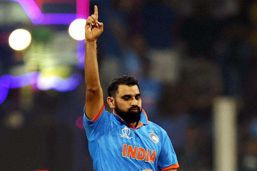 এ বারের বিশ্বকাপের প্রথম চারটি ম্যাচে ভারতের প্রথম একাদশে জায়গা পাননি শামি। বাংলাদেশের বিরুদ্ধে চতুর্থ ম্যাচে হার্দিক পাণ্ড্য চোট পাওয়ায় লিগের পঞ্চম ম্যাচে নিউ জ়িল্যান্ডের বিরুদ্ধে খেলার সুযোগ পান শামি। তার পর প্রতি ম্যাচেই উইকেট পাচ্ছেন তিনি।