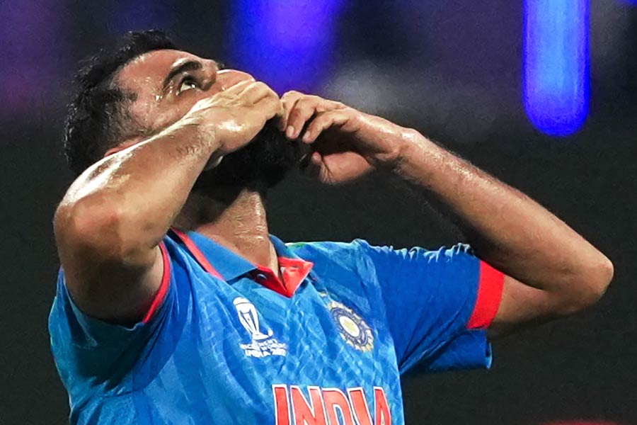 শামি একমাত্র নেদারল্যান্ডসের বিরুদ্ধে উইকেট পাননি। এ বারের বিশ্বকাপে এখনও পর্যন্ত ২৩টি উইকেট নিয়েছেন তিনি। বুধবারের ম্যাচের পর প্রতিযোগিতায় তিনিই সর্বোচ্চ উইকেট শিকারি। শামি পিছনে ফেলে দিলেন অস্ট্রেলিয়ার অ্যাডাম জাম্পাকে।