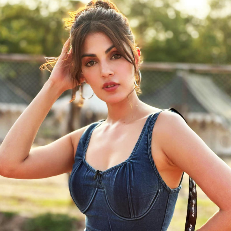 ২০১৩ সালে ‘মেরে ড্যাড কি মারুতি’ ছবির মাধ্যমে বলিপাড়ায় আত্মপ্রকাশ করেন রিয়া। ‘সোনালি কেবল’, ‘ব্যাঙ্ক চোর’, ‘দোবারা: সি ইয়োর এভিল’, ‘হাফ গার্লফ্রেন্ড’ ছবিতে অভিনয় করতে দেখা যায় তাঁকে।