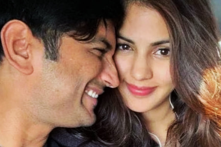 মাঝেমধ্যেই সুশান্ত এবং রিয়া একসঙ্গে ধরা পড়তেন ছবিশিকারিদের ক্যামেরায়। ২০২০ সালের গোড়ার দিকে সমাজমাধ্যমে নিজেদের ছবি পোস্ট করে তাঁদের সম্পর্কের বিষয়ে সিলমোহর দেন তারকা জুটি।