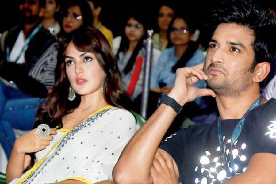 তবে বেশি দিন স্থায়ী হয়নি সুশান্ত এবং রিয়ার সম্পর্ক। ২০২০ সালের জুন মাসে মুম্বইয়ের বান্দ্রার ফ্ল্যাট থেকে উদ্ধার হয় সুশান্তের নিথর দেহ। পুলিশ জানায়, আত্মহত্যা করেছেন সুশান্ত।