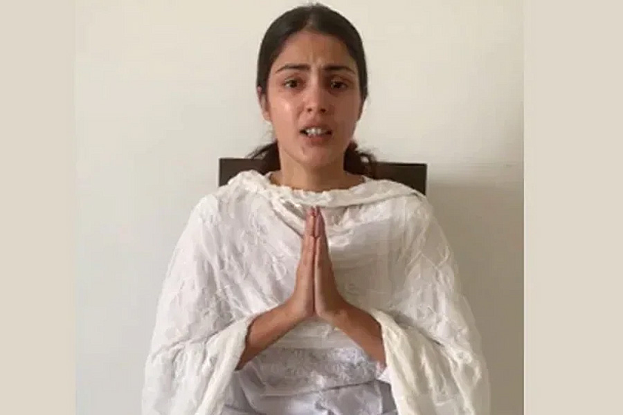 সুশান্তের মৃত্যুর তদন্তে নেমে গ্রেফতারও করা হয় রিয়াকে। এক মাস মুম্বইয়ের জেলে বন্দি ছিলেন অভিনেত্রী। ২০২০ সালে অক্টোবর মাসে জেল থেকে ছাড়া পান তিনি। কিন্তু তার পর থেকে অভিনয়জগতের সঙ্গে প্রায় কোনও সম্পর্ক নেই রিয়ার।