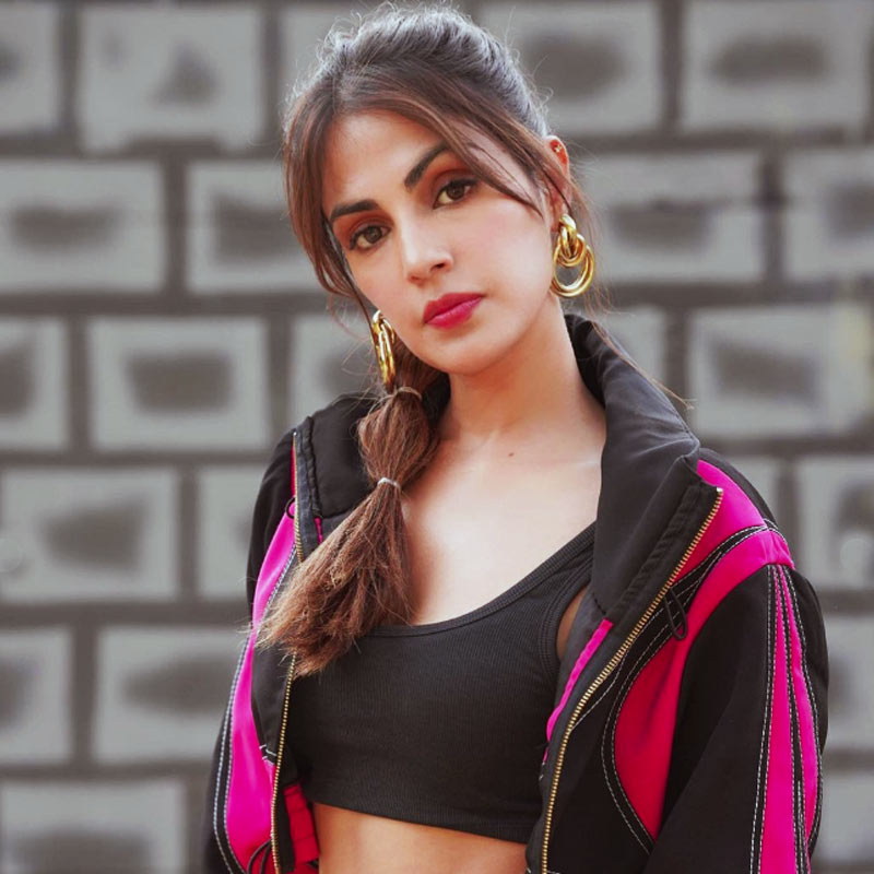 রিয়ার দাবি, তাঁর সঙ্গে নেতিবাচকতা এমন ভাবে ছড়িয়ে পড়েছে যে, ছবিনির্মাতারা ভাবেন রিয়ার সঙ্গে কাজ করলে খারাপ ভাগ্যও সঙ্গে আসবে।