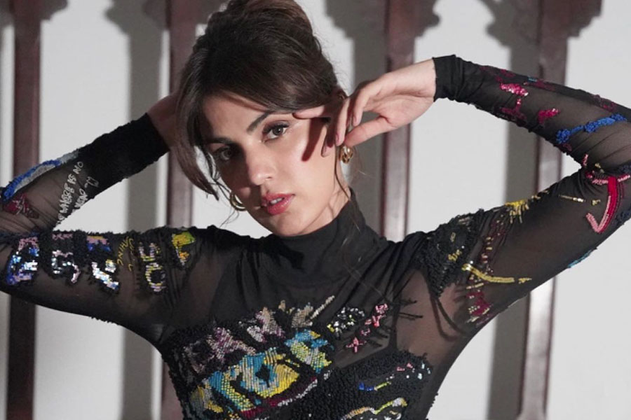 রিয়া বলেন, ‘‘আমাদের সমাজ পুরুষতান্ত্রিক। তবে আমি আমার জীবন থেকে বুঝেছি এক জন নারীও অন্য নারীকে টেনে নীচে নামাতে পারেন।’’