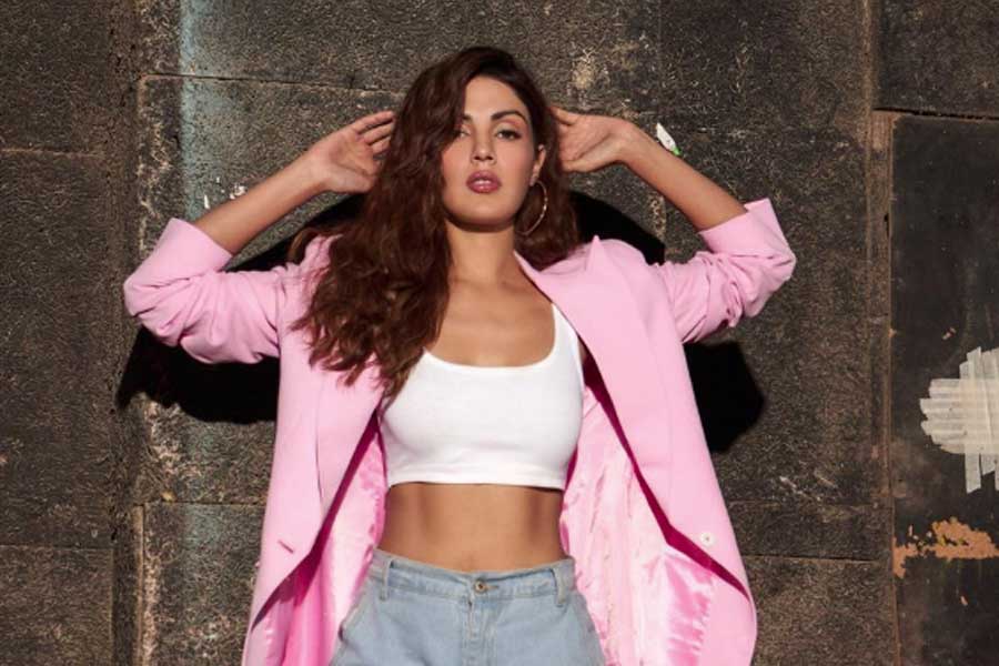 নিজের বন্ধুবান্ধব এবং পরিবারকে অবশ্য ধন্যবাদ জানিয়েছেন রিয়া। অভিনেত্রী বলেন, ‘‘আমি যে পরিস্থিতির মধ্যে দিয়ে গিয়েছি সে সময় আমার পাশে পরিবার এবং গুটিকতক বন্ধুবান্ধব ছিল। তারা এখনও রয়েছে। তাদের কাছে আমি সত্যিই কৃতজ্ঞ।’’