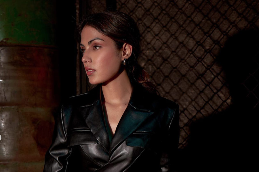 রিয়ার দাবি, সুশান্তের মৃত্যুর পর তাঁর কেরিয়ার ধ্বংস হয়ে গিয়েছে। তাঁকে অভিনয়ের প্রস্তাব দিতে অনেকে ভয় পান বলেও দাবি করেন রিয়া।