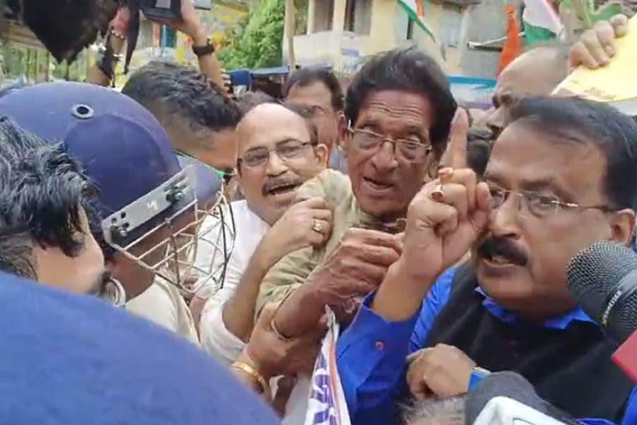 Congress leaders blocked by Police in Joynagar