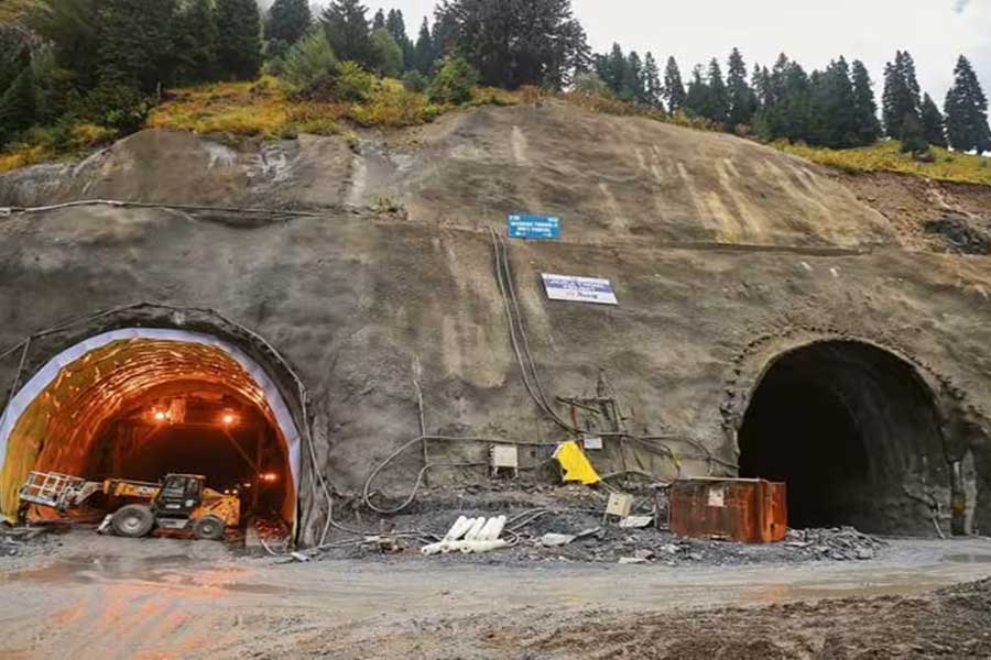 হিমালয়ের বুক চিরে সেই সুড়ঙ্গপথ তৈরি হচ্ছে জোজি-লার ঠিক নীচে। যা জুড়বে লাদাখের কার্গিল এবং কাশ্মীরের গন্দেরবালকে।