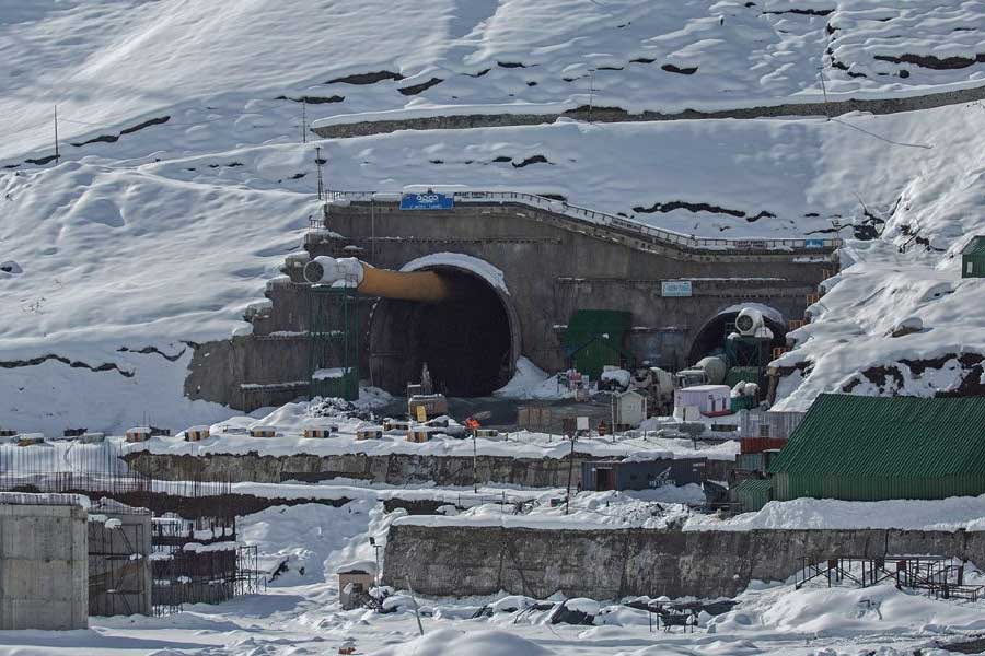 তৈরি হয়ে গেলে ভারতের তো বটেই, এই সুড়ঙ্গপথ এশিয়ারও দীর্ঘতম হবে। তবে তার আগে সুড়ঙ্গটি তৈরি করতে বহু প্রতিকূলতার মুখোমুখি হতে হচ্ছে ভারতকে।