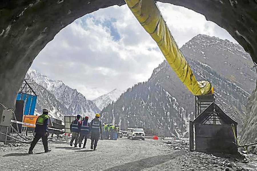 এই সুড়ঙ্গের পরিকল্পিত দৈর্ঘ্য ১৪.২ কিলোমিটার। পাহাড় ফাটিয়ে ওই দীর্ঘ সুড়ঙ্গপথ তৈরি করতে কোটি কোটি ডলার খরচ হচ্ছে।