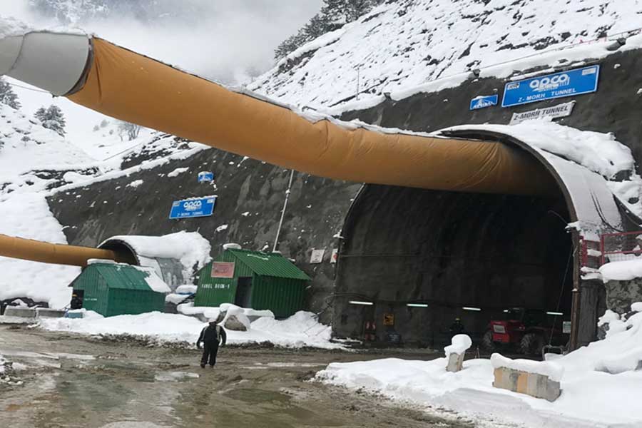 ঘোড়ার নালের আকৃতির দু’টি সুড়ঙ্গপথ পাশাপাশি তৈরি করার কাজ চলছে। সুড়ঙ্গ বানানোর জন্য কার্গিল এবং গন্দেরবালে তৈরি হয়েছে আলাদা বসতি।