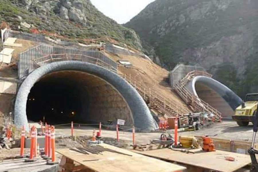 দু’দিক থেকে সুড়ঙ্গ কাটতে কাটতে এগোচ্ছে দু’টি দল। কাজ শেষ হলে তাদের মুখোমুখি দেখা হবে। তবে সেই সাক্ষাতে এখনও বহু দেরি।