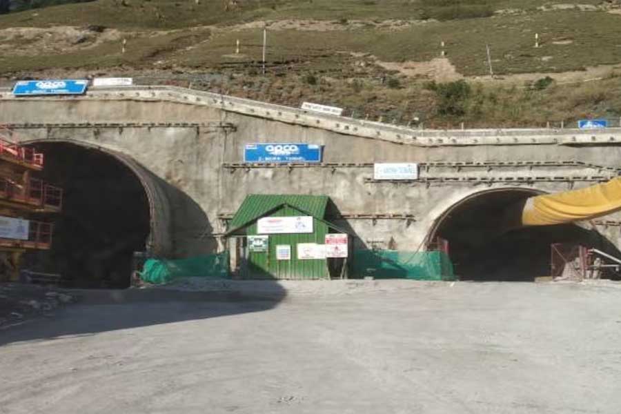 আপাতত প্রতি দিন ১০ ফুট করে গভীরে প্রবেশ করার লক্ষ্য স্থির করা হয়েছে।