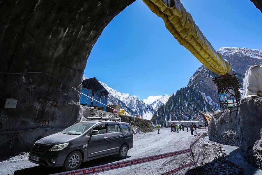 রোজ ১০ ফুট পাহাড় কাটা মুখের কথা নয়। সাড়ে চার কোটি বছরের পুরনো পাথরকে টলাতে হবে। কাজটা যেমন কঠিন, তেমনই জীবনের ঝুঁকিও আছে প্রতি মুহূর্তে।