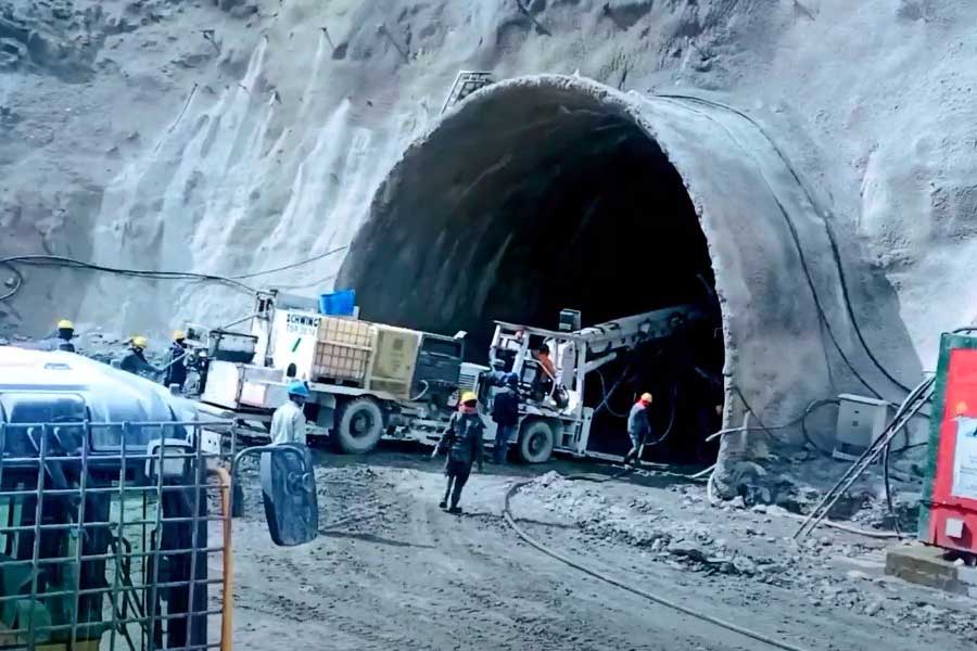 জোজি-লা টানেলের এক শ্রমিকের সঙ্গে কথা বলেছিল এক সংবাদ সংস্থা। তিনি জানিয়েছেন, প্রতি দিনই ডিনামাইট দিয়ে পাথর ফাটানো হয়। এতে বিপদ কতটা, তা সতর্কতার ব্যবস্থা দেখলেই মালুম হয়।