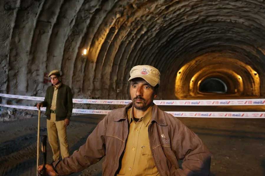 ডিনামাইট ফাটানোর সময় শ্রমিকদের চলে যেতে হয় টানেল থেকে অন্তত ৭০০-৮০০ মিটার দূরে। কাছেই দাঁড়িয়ে থাকে অ্যাম্বুল্যান্স, ছোটখাটো চিকিৎসা করার একটি ভ্যানও।