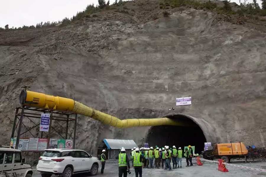 রাস্তা খারাপ হওয়ায় সেই হাসপাতালে সহজে পৌঁছনো সম্ভব নয়। ঝুঁকি আছে জেনেই এখানে কাজ করতে এসেছেন হাজারখানেক শ্রমিক।