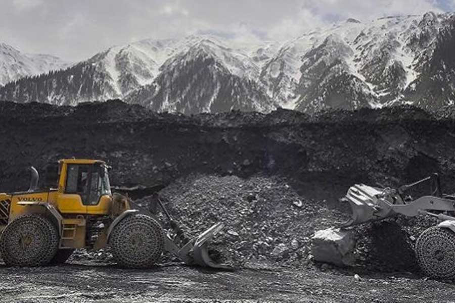 তাদের জন্য তৈরি বসতিতে রয়েছে সরকার পরিচালিত কমিউনিটি কিচেন। সেখানে বিনামূল্যে চার বেলা খাবার খান শ্রমিকেরা। ভাত-রুটি-ডাল-সব্জির পাশাপাশি নান-পরোটা-পুরী-ছোলের মতো মুখরোচক খাবারও রান্না হয় শ্রমিকদের জন্য।