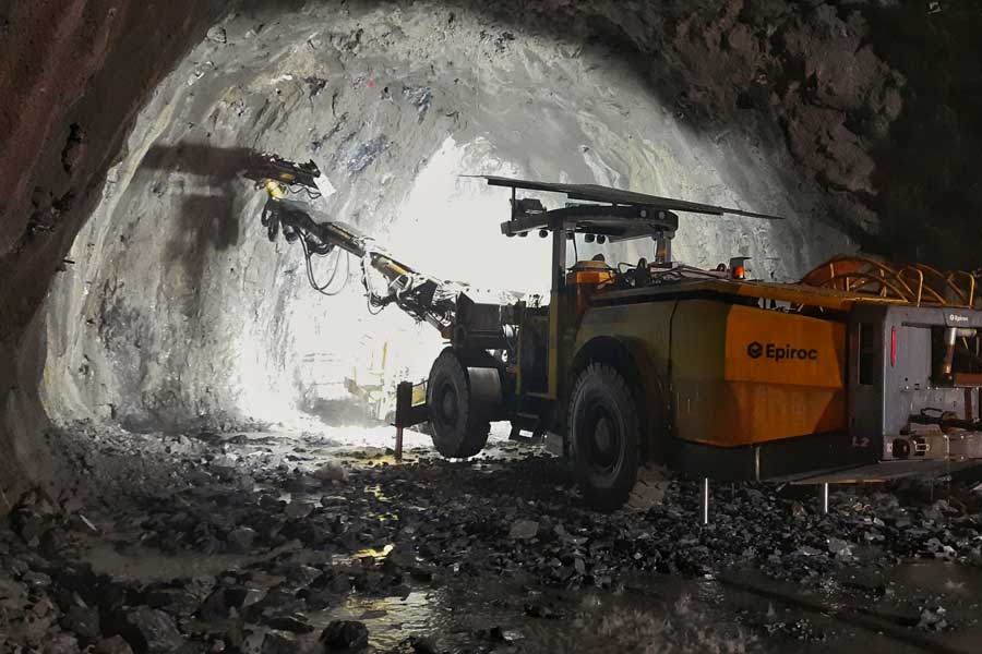 জোজি-লা টানেলের ওই শ্রমিক জানিয়েছেন, পরিবার ছেড়ে এখানে থাকেন তাঁরা। মাঝেমধ্যে বাড়ির কথা মনে পড়ে না তা নয়। কিন্তু এখন কাজ শেষ করাটা নেশার মতো হয়ে গিয়েছে।