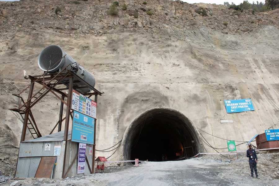 দিনে ১২ ঘণ্টার কাজ, পাথর খাদানের অমানবিক শ্রম, জীবনের ঝুঁকি আছে জেনেও তাই প্রতি দিন ১০ ফুট করে পাথর খুঁড়ে চলেন তাঁরা।