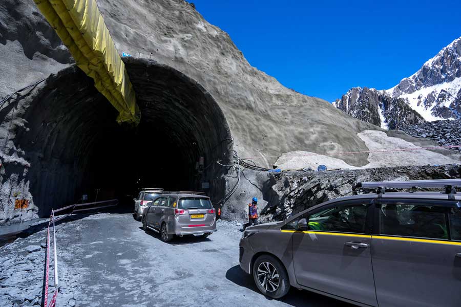 ঝুঁকির কথা মনে করিয়ে দিলে তাঁরা বলেন, ‘‘এখান থেকে কবে ফিরতে পারব বা আদৌ ফিরতে পারব কি না জানি না। আর সত্যি বলতে এখন আর এ নিয়ে ভাবিও না। এখন শুধু একটাই লক্ষ্য, কাজ সম্পূর্ণ করা।’’