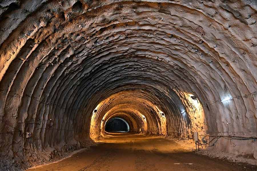 এখন যে পথে এই যাতায়াত হয়, তা ঠান্ডায় বরফ জমে বন্ধ থাকে বছরের অনেকটা সময়। আবার কখনও সেখানে নামে ধস। যেমন এই মুহূর্তে গত ছ’মাস টানা বন্ধ রয়েছে রাস্তাটি।