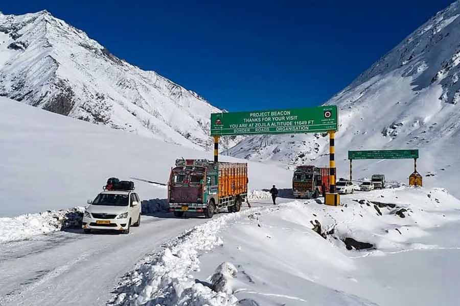 জোজি-লা টানেলে অবশ্য সারা বছর যে কোনও সময়ে যাতায়াত করতে পারবে যানবাহন। তাতে ভারতের আরও একটি সুবিধা হবে।  