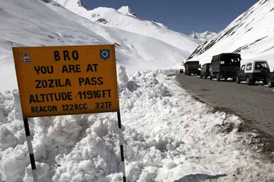লাদাখের সীমানা নিয়ে চিন এবং ভারত দু’পক্ষই সমাধানসূত্র খুঁজে পেতে আপাতত ব্যর্থ। এই পরিস্থিতিতে যে কোনও সময় সীমান্তে আবার সংঘর্ষ বাধার ঝুঁকি রয়েছে। সে ক্ষেত্রে জোজি-লা টানেল তৈরি হলে অল্প সময়েই সেনাবাহিনীকে পৌঁছে দেওয়া যাবে লাদাখ সীমান্তের কাছাকাছি।