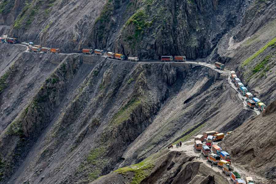 ততটাই সহজ হবে তাদের কাছে জোগান পৌঁছে দেওয়ার কাজও। এ ছাড়া পরিবহণ সহজ হলে তার প্রভাব পড়বে কাশ্মীর এবং লাদাখের অর্থনীতিতে। প্রভাব পড়বে পর্যটনেও।