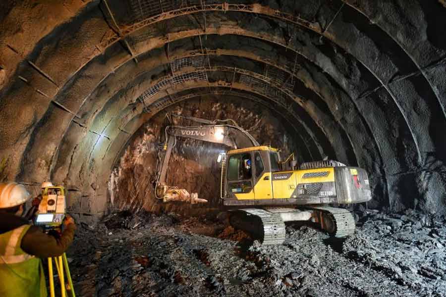 তাই ঝুঁকি নিয়ে হলেও হিমালয়ের বুকে এই সুড়ঙ্গপথ তৈরির জন্য যা যা করার প্রয়োজন, তার সবটুকু করছে ভারত সরকার। সীমান্তে মোট ৩১টি সুড়ঙ্গ তৈরির পরিকল্পনা রয়েছে ভারতের। তার মধ্যে একটি এই জোজি-লা টানেল। সব ক’টি সুড়ঙ্গের মধ্যে দীর্ঘতম হতে চলেছে এই সুড়ঙ্গপথটিই।