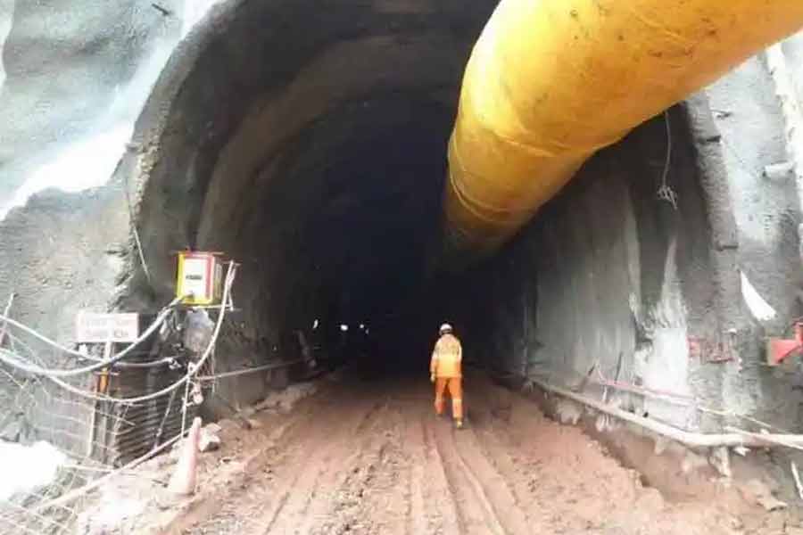 সমুদ্রপৃষ্ঠ থেকে ১১ হাজার ৫৭৫ ফুট উঁচুতে তৈরি হচ্ছে এই সুড়ঙ্গ। যার কাজ প্রায় অর্ধেক শেষের পথে। সব ঠিক থাকলে ২০২৬ সালে শেষ হবে এই সুড়ঙ্গ তৈরির কাজ। তবে তার আগে এখনও বহু পরীক্ষা দেওয়া বাকি।
