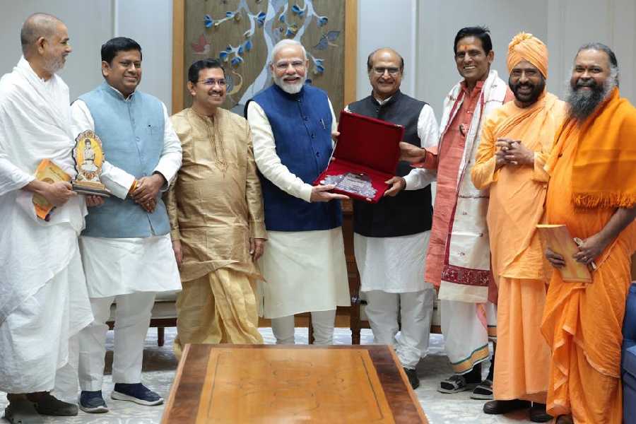 PM Narendra Modi will join gita recitation programme in Kolkata