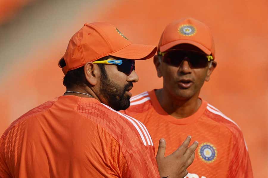 ২০০৩ সালের ভারত বনাম অস্ট্রেলিয়ার বিশ্বকাপ ফাইনাল ম্যাচে খেলোয়াড়ের ভূমিকায় থাকা রাহুল দ্রাবিড় ২০ বছর পর আবার বিশ্বকাপ ফাইনালে। কোচ হিসাবে এ বার তিনি চাইবেন বিরাট কোহলি, রোহিত শর্মাদের হাত ধরে বিশ্বকাপ জিততে।