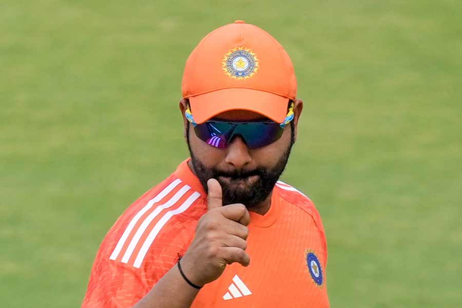 পাঁচ বারের বিশ্বচ্যাম্পিয়নদের হারিয়ে কি তৃতীয় বার বিশ্বকাপ জিততে পারবে ভারত? প্যাট কামিন্সের দল কি এবার রোহিত শর্মার দলের কাছে হার মানবে, না কি ২০ বছর পর এখানেও হবে হাওয়া বদল? ভারতীয় ক্রিকেটপ্রেমীদের মনে এখন একটাই প্রশ্ন।