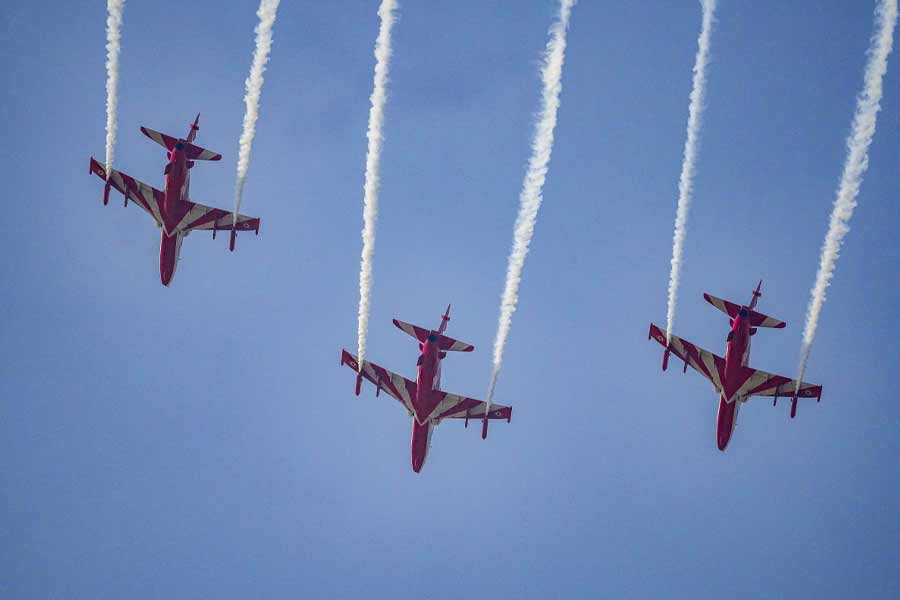 বিশ্বকাপ ফাইনালের দিন থাকছে আরও আয়োজন। ভারতীয় বিমানবাহিনীর বিশেষ দল ‘সূর্যকিরণ’ রবিবার আকাশে একটি প্রদর্শনী করবে।