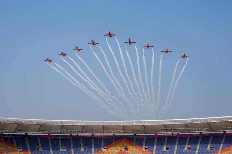 খেলা শুরুর আগে, টসের ঠিক পরেই ভারতীয় বায়ুসেনার ন’টি বিমান উইং কমান্ডার সিদেশ কার্তিকের নেতৃত্বে স্টেডিয়ামের উপর ‘এয়ার শো’ দেখাবে। ১০ মিনিটের একটি প্রদর্শনী হবে।