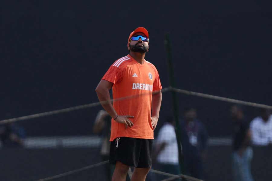 জাতীয় সঙ্গীতের সময়েও স্টেডিয়ামের উপর দিয়ে উড়ে যাবে বিশেষ বিমান। জাতীয় পতাকা নিয়ে বিমান ওড়ানোর পরিকল্পনাও ছিল। তবে তা খারিজ করে দিয়েছে ক্রিকেট নিয়ামক সংস্থা আইসিসি।