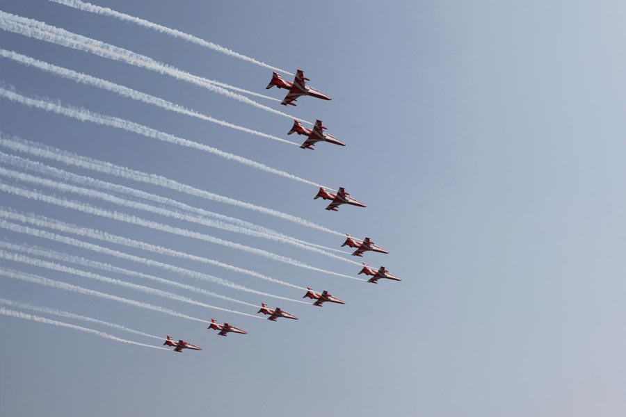 ভারতীয় বিমানবাহিনীর বিশেষ দল ‘সূর্যকিরণ’ রবিবার আকাশে একটি প্রদর্শনী করবে। খেলা শুরুর আগে, টসের ঠিক পরেই ভারতীয় বায়ুসেনার ন’টি বিমান উইং কমান্ডার সিদেশ কার্তিকের নেতৃত্বে স্টেডিয়ামের উপর ‘এয়ার শো’ দেখাবে। 