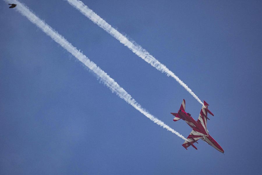 জাতীয় সঙ্গীতের সময়েও স্টেডিয়ামের উপর দিয়ে উড়ে যাবে বিশেষ বিমান। জাতীয় পতাকা নিয়ে বিমান ওড়ানোর পরিকল্পনাও ছিল। তবে তা খারিজ করে দিয়েছে ক্রিকেট নিয়ামক সংস্থা আইসিসি।
