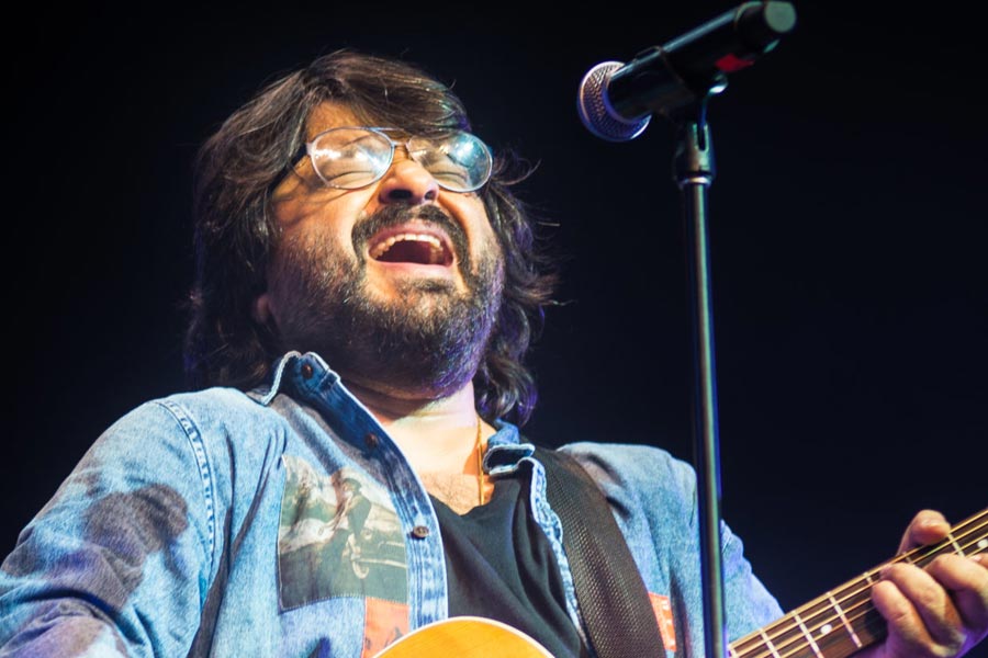 প্রথম ইনিংসের পর নরেন্দ্র মোদী স্টেডিয়ামের মঞ্চে রয়েছে একের পর এক নজরকাড়া পারফরম্যান্স। মঞ্চে গান গাইতে দেখা যেতে পারে সুরকার তথা গায়ক প্রীতম চক্রবর্তীকে।