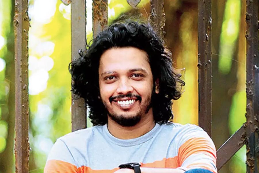 সুরকার এআর রহমানের সহকারী হিসাবে ‘রকস্টার’, ‘দিল্লি ৬’, ‘হাইওয়ে’র মতো একাধিক হিন্দি ছবিতে কাজ করেছেন নাকাশ আজ়িজ়। তা ছাড়াও ‘আয়েশা’, ‘ককটেল’, ‘ফাটা পোস্টার নিকলা হিরো’, ‘বজরঙ্গি ভাইজান’, ‘ফ্যান’, ‘সঞ্জু’, ‘মেরি প্যায়ারি বিন্দু’, ‘তামাশা’, ‘ড্রিম গার্ল’, ‘বাধাই দো’, ‘সার্কাস’-এর মতো একাধিক হিন্দি ছবিতে গান গেয়েছেন নাকাশ।